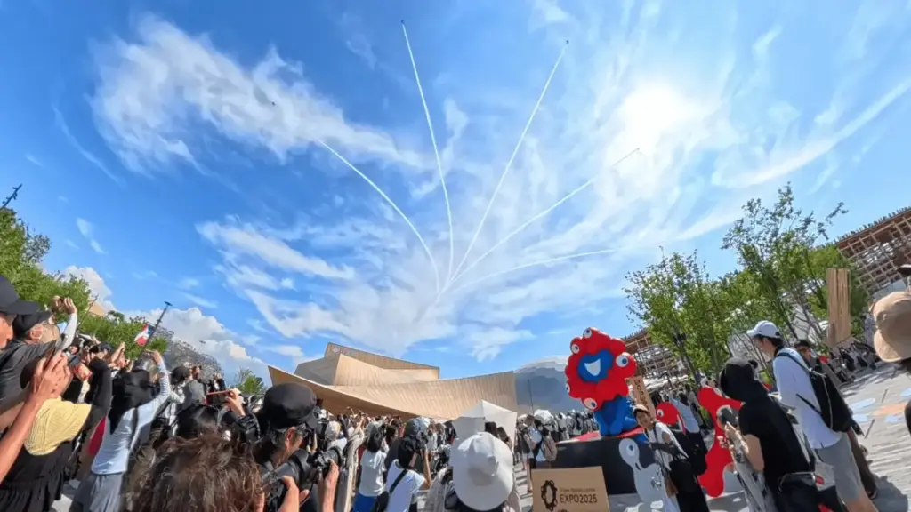 大阪・関西万博会場上空のブルーインパルス