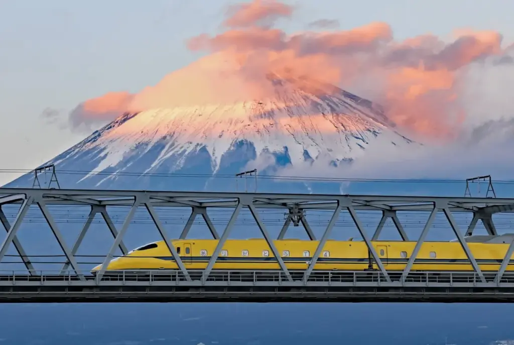 富士山を背景にラストランをするドクターイエロー「T4編成」