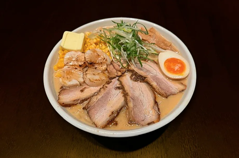 ＜麺屋 大地＞炙りほたてと道産豚の味噌バターコーンらーめん