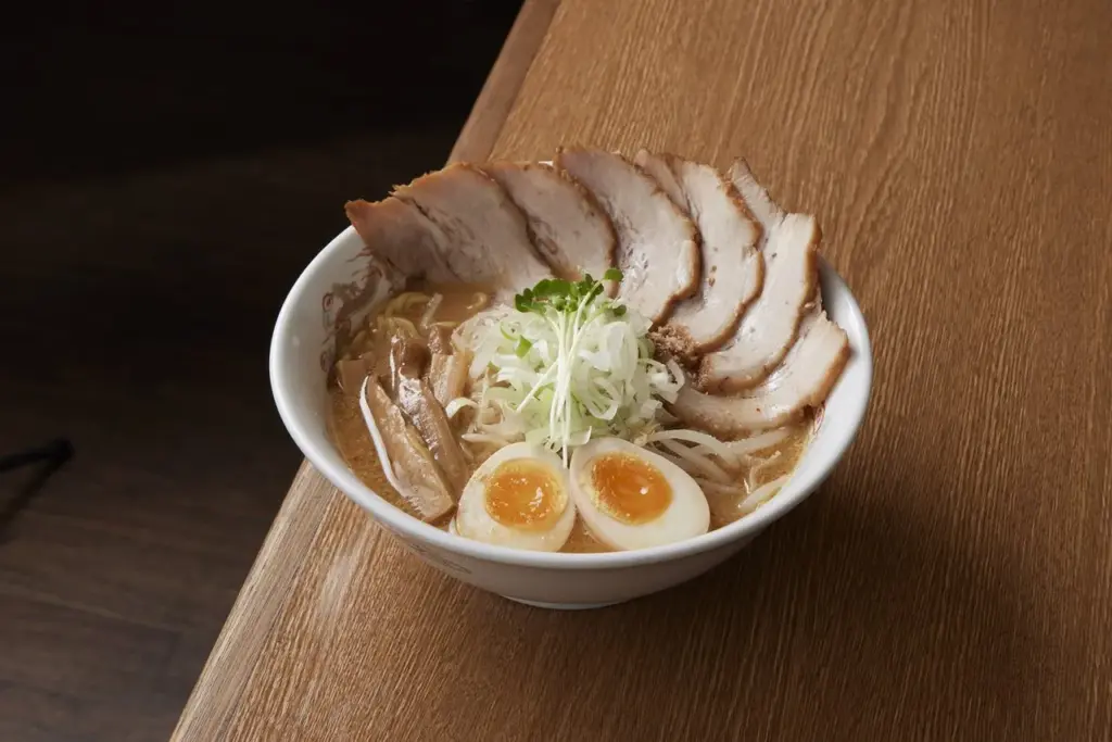 ＜北海道ラーメン 麺匠 双葉＞中札内産豚ばらチャーシュー白味噌らーめん