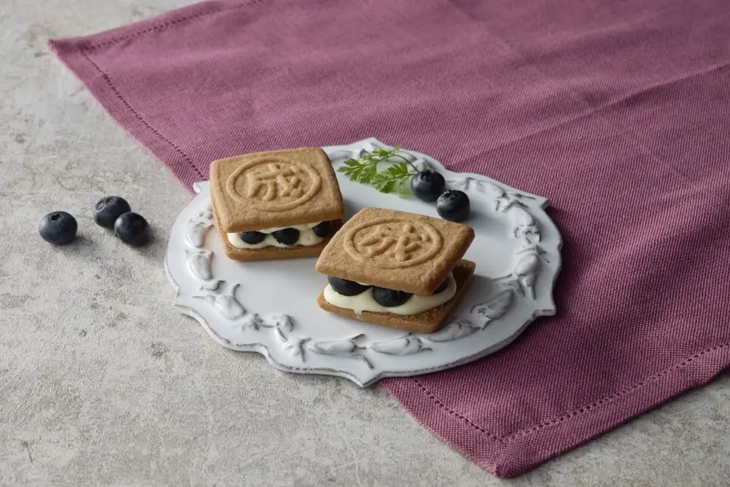 ＜六花亭＞マルセイバターサンド（生ブルーベリー）