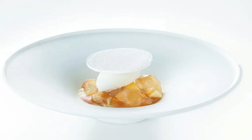 ＜昆布屋孫兵衛＞荒れやすい冬の海に訪れる穏やかな海景を表現した「冬凪」