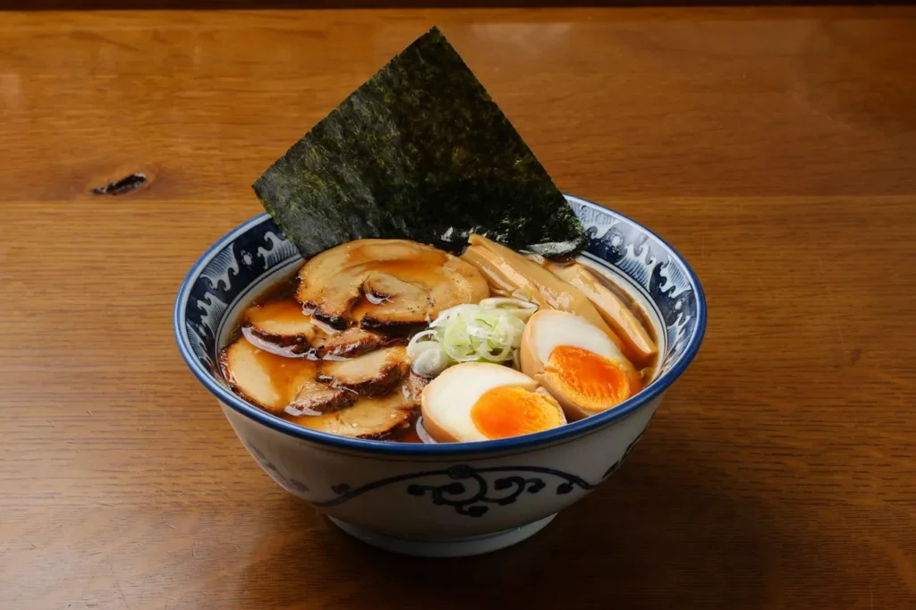 ＜麵屋しらかわ（金亀食堂）＞スペシャル中華（全部のせ）