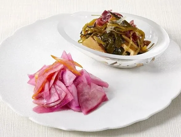 ＜菊乃井＞ 上）5種の海藻と木耳椎茸の酢の物 下）大根と蕪のゆずなます