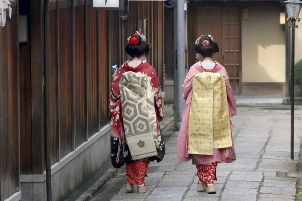 京都路地裏の舞妓さん